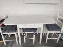 Mesa de cozinha com cadeiras e banco