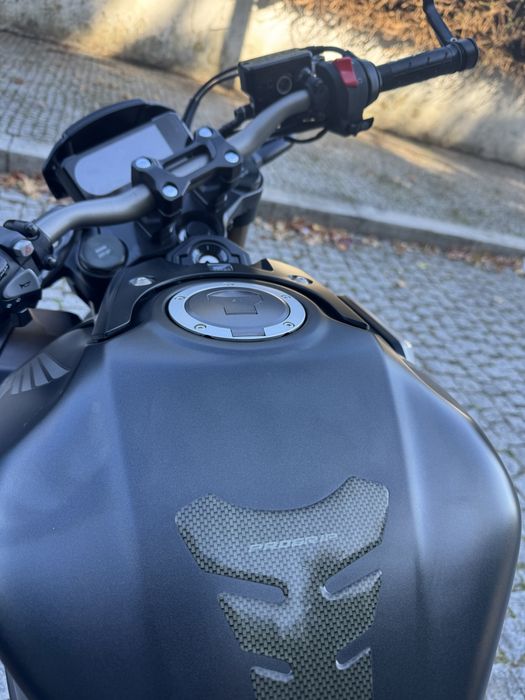 Honda CB650r preta
