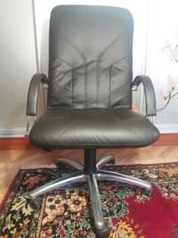 офисное кресло черного  цвета кожзаменитель  в отличном состоянии