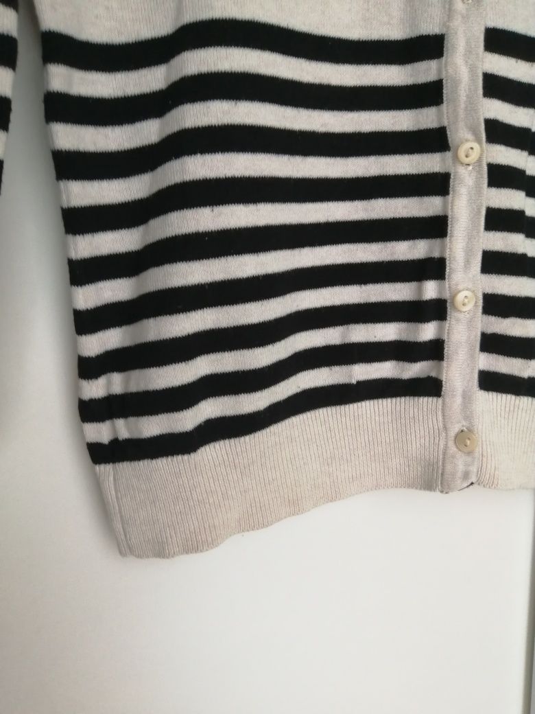 Krótki sweterek kardigan zapinany na guziki w biało-czarne paski