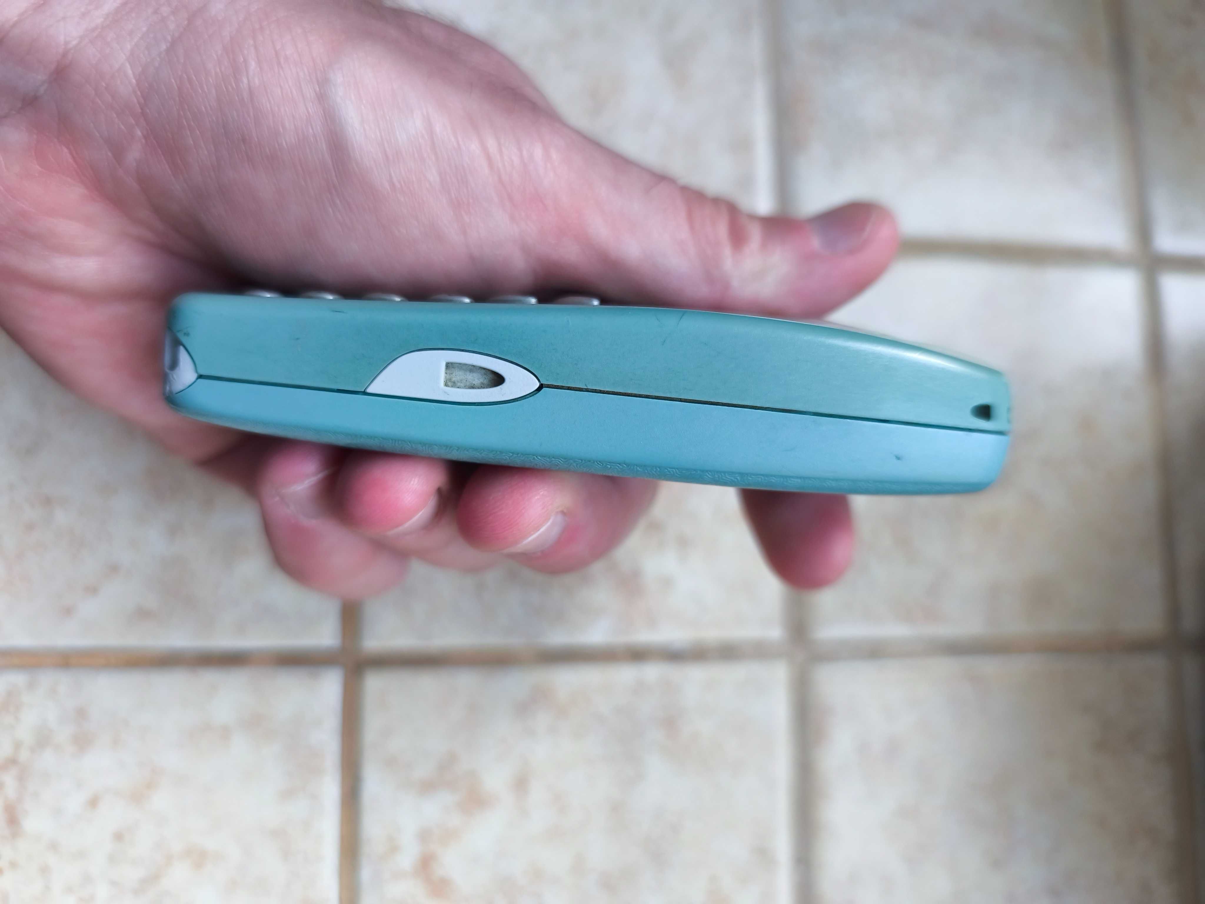 Nokia 3410 z dodatkową obudową