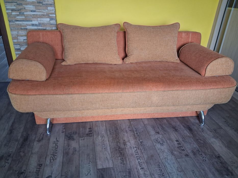 Rozkładana sofa z funkcją spania i pojemnikiem na pościel