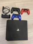 SONY PS4 PRO 1TB , 3 pady i stacja ladująca dla padów