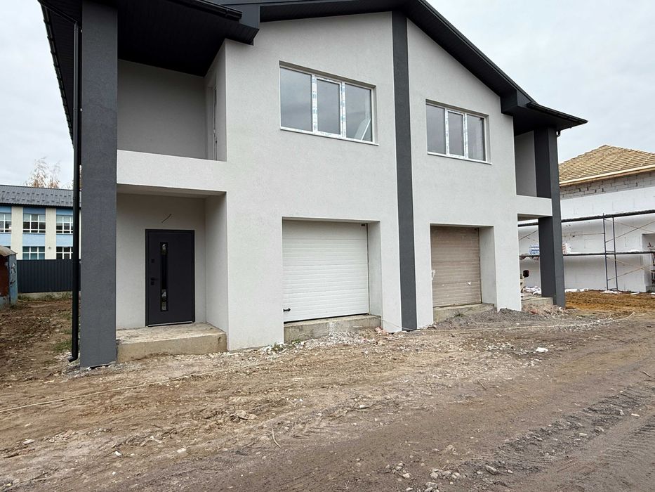 Продаємо дуплекс з гаражем і ділянкою 3.5 сотки