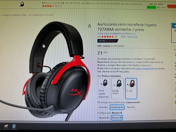Desktop gaming com dois ecras 240 hrz e 70 hrz