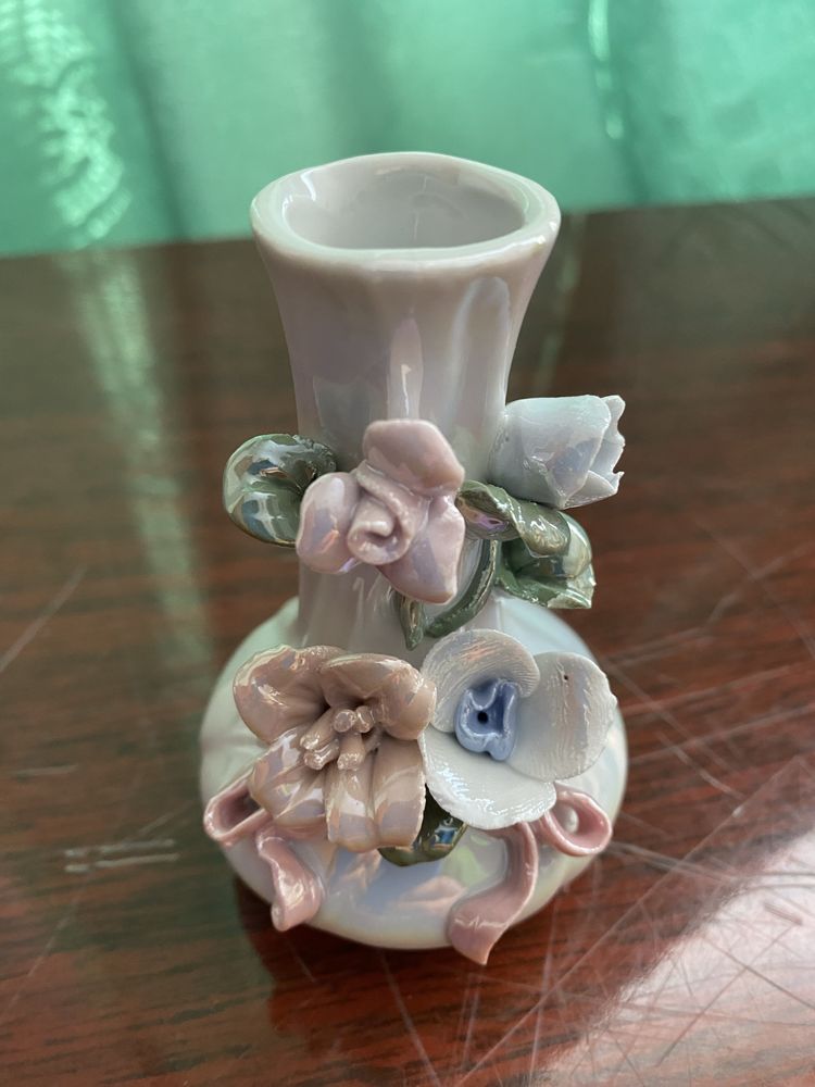 Красива ваза вазочка з квітами  Чудовий стан