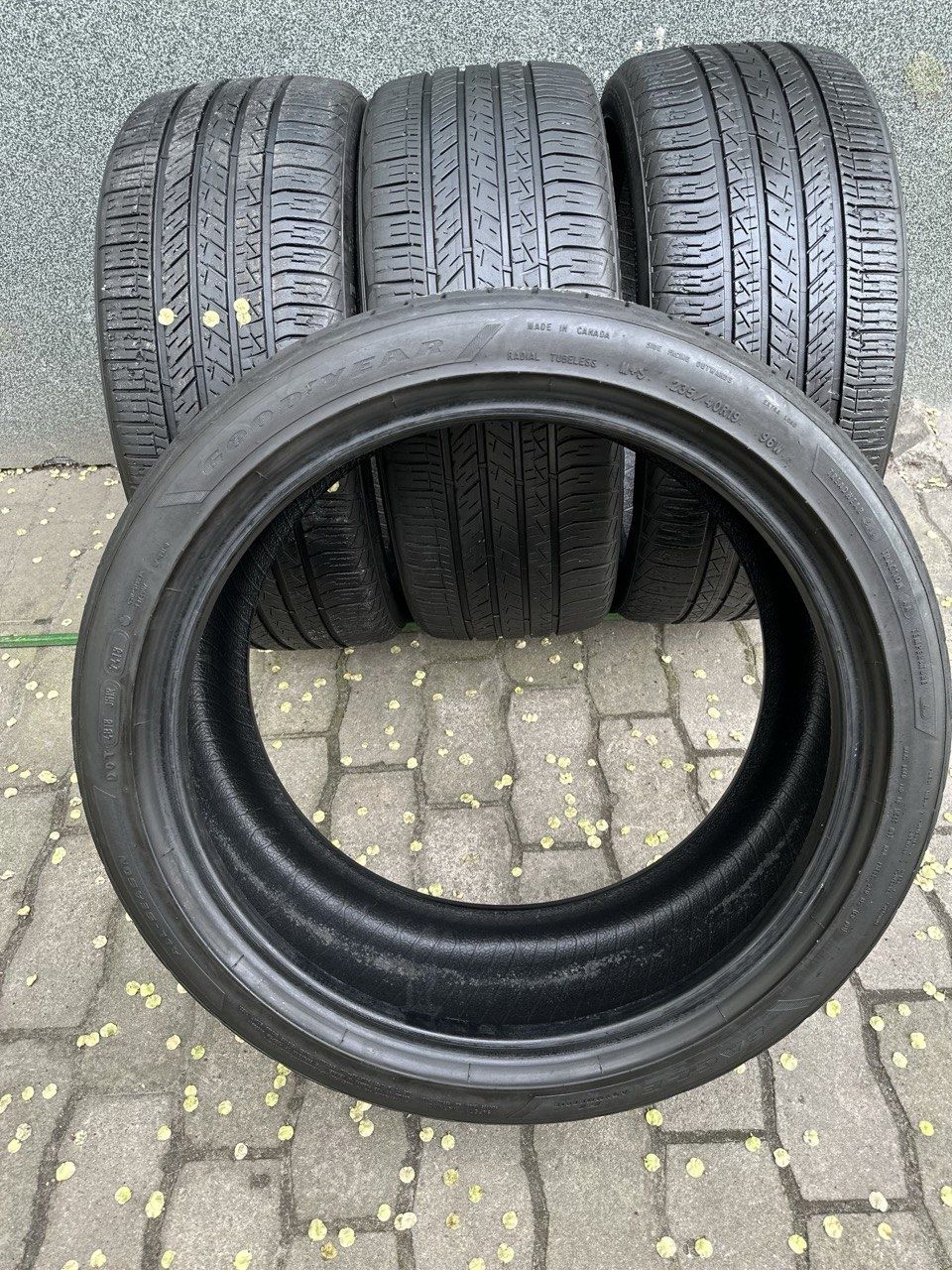 Продам комплект всесезонных шин 235/40 19 Dunlop