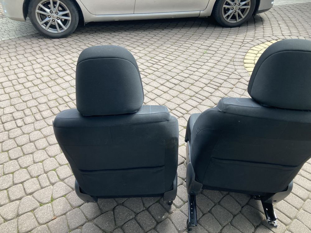 Fotele Toyota auris 1