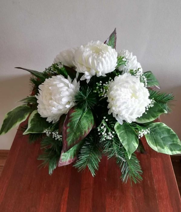 Stroik nagrobny z białymi chryzantemami