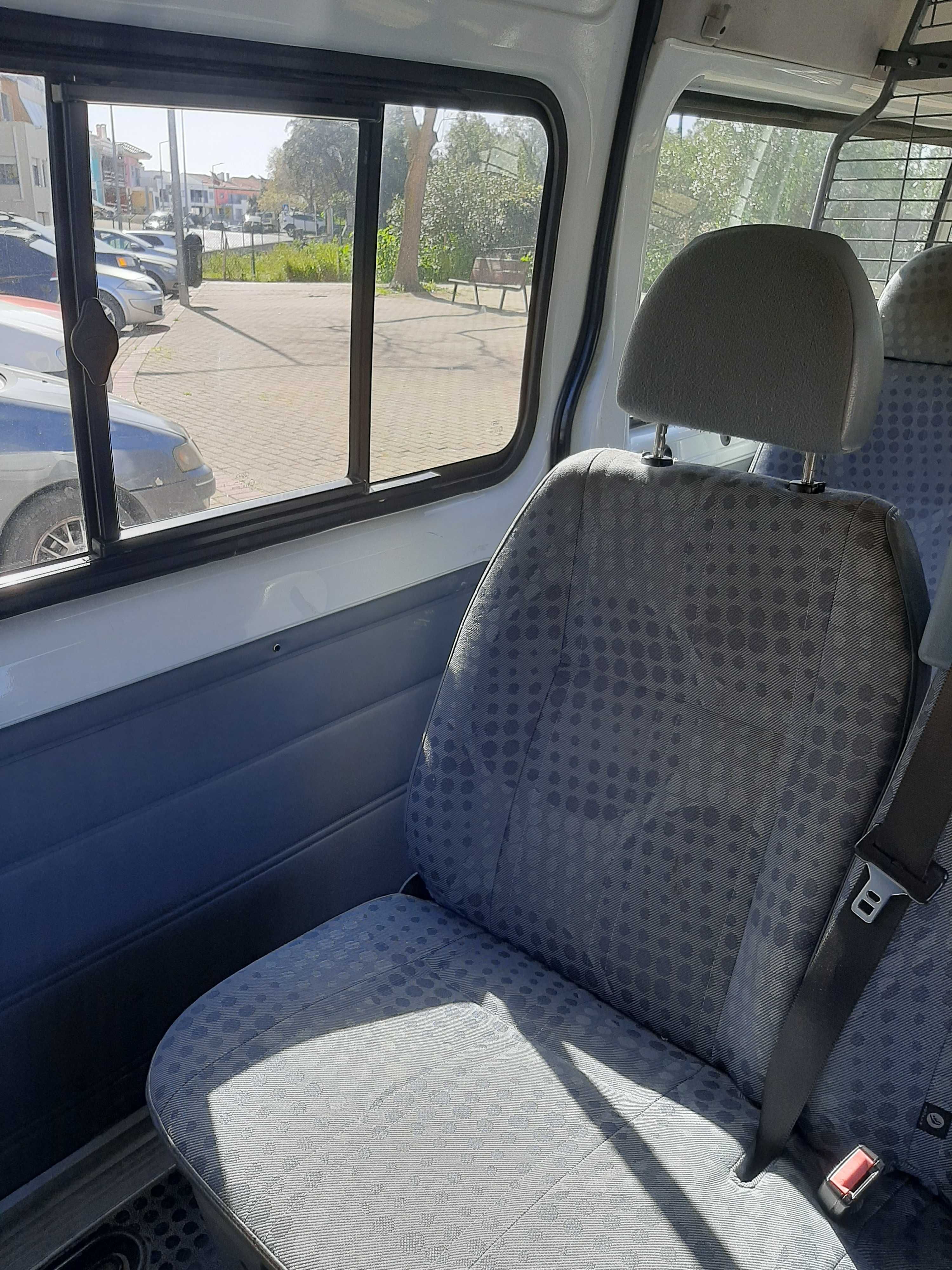 Carrinha Ford Transit Longa de 9 Lugares