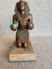 Rzeźba „Ofiarowanie faraona Totmesa IV”, odlew z metalu