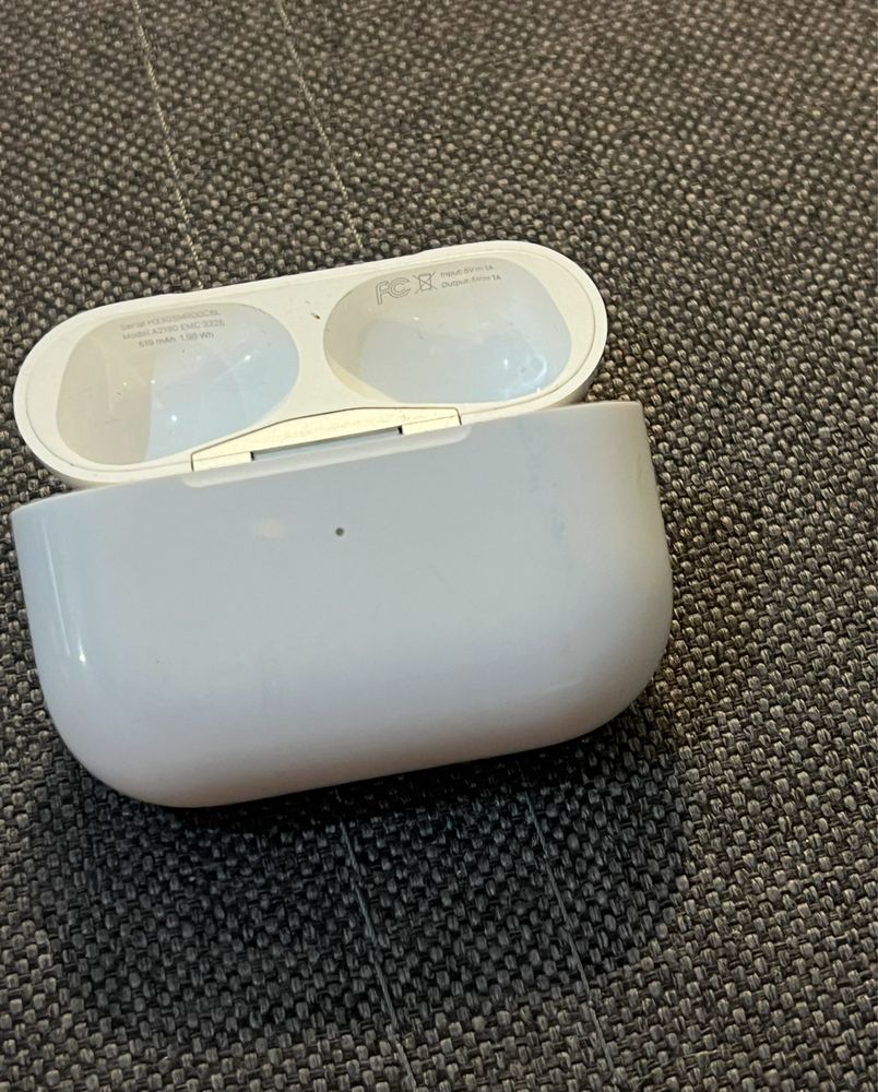 Продам кейс airpods pro original