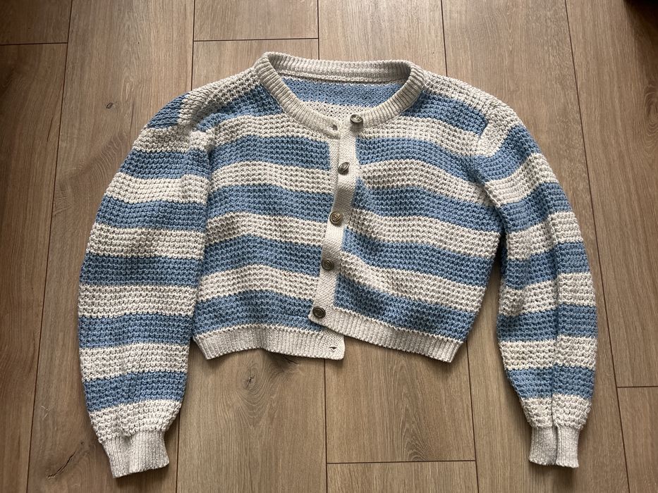 Sweterek bialo niebieski elegsnckie guziki