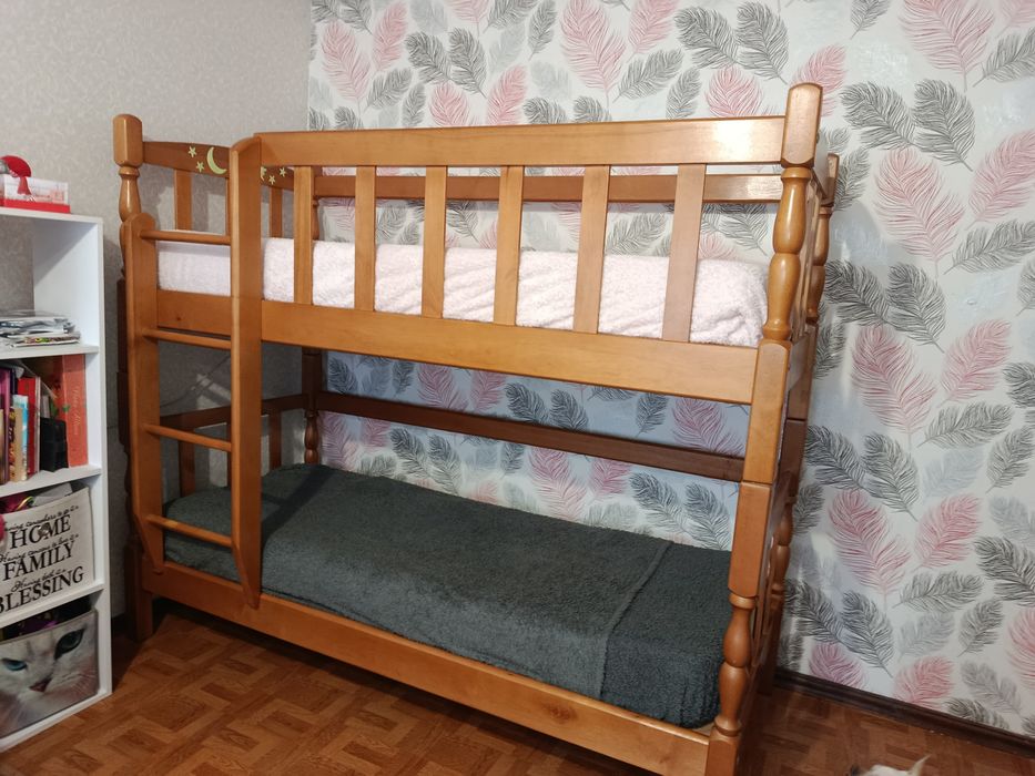 Дерев'яне двоповерхове ліжко