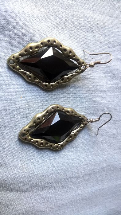 Brincos compridos prateados envelhecidos e preto
