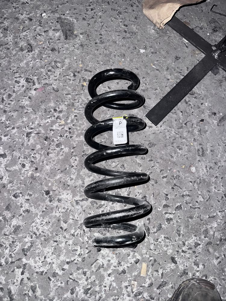 Пружина передня права Е3 DM AWD PERFORMANCE Tesla model Y 1188376