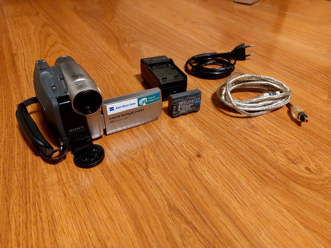 Цифрова камера Sony DCR-HC27E