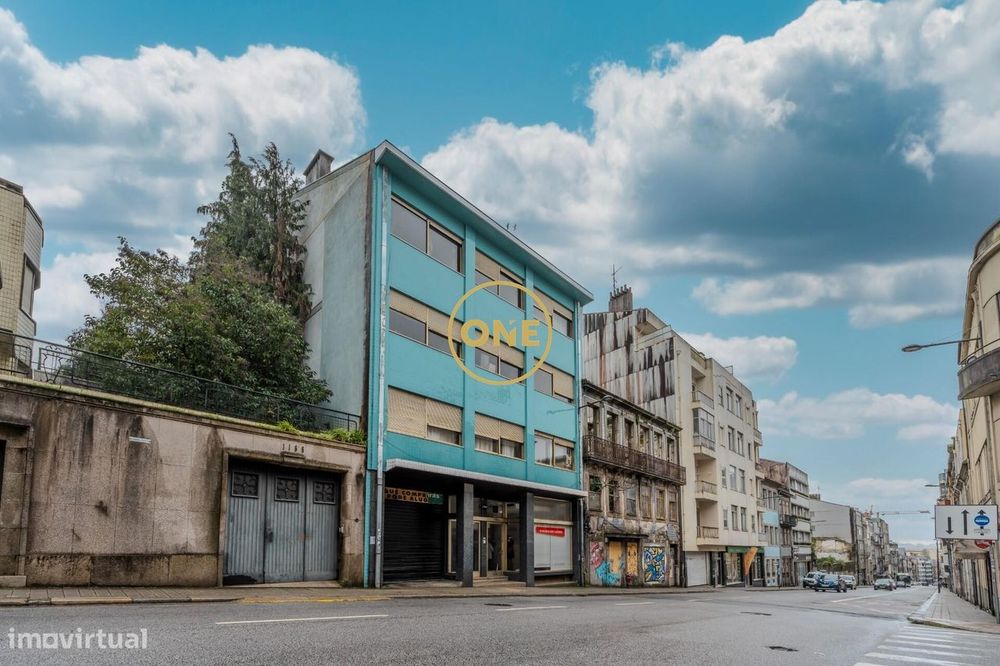 Loja/ armazém c/ logradouro na rua S. Catarina na cidade do Porto