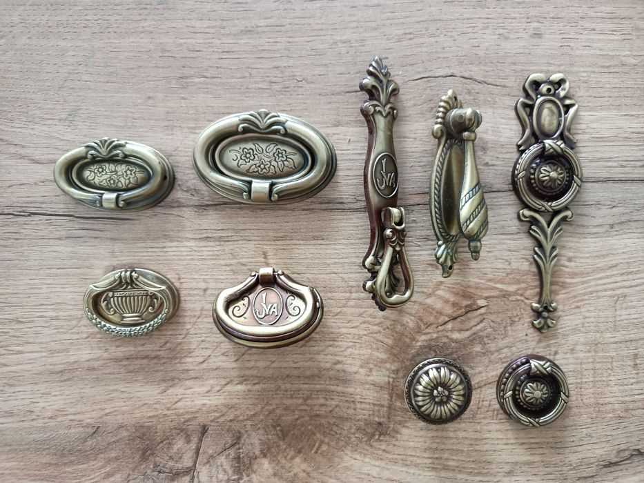 Uchwyty i okucia do mebli hiszpańskich