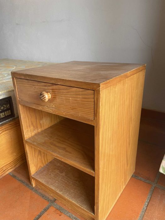 Cama e Mesas de Cabeceira em Pinho Maciço