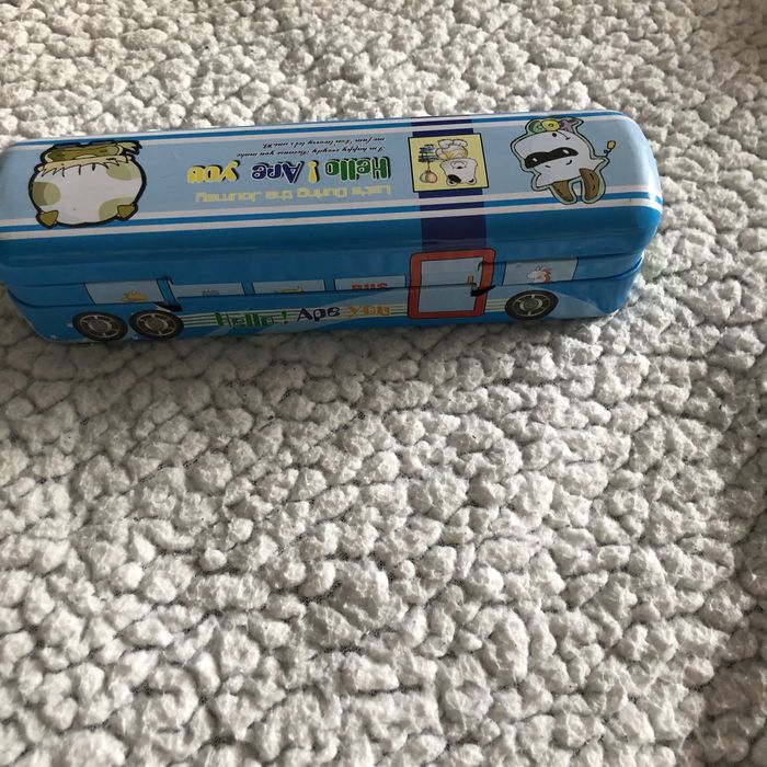 Estojo em metal formato de autocarro com rodas