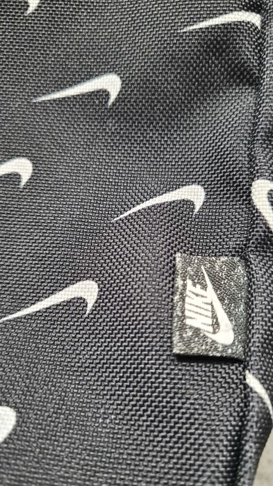 Saszetka torebka torba listonoszka Nike. Swosh. Czarna w logo swosh