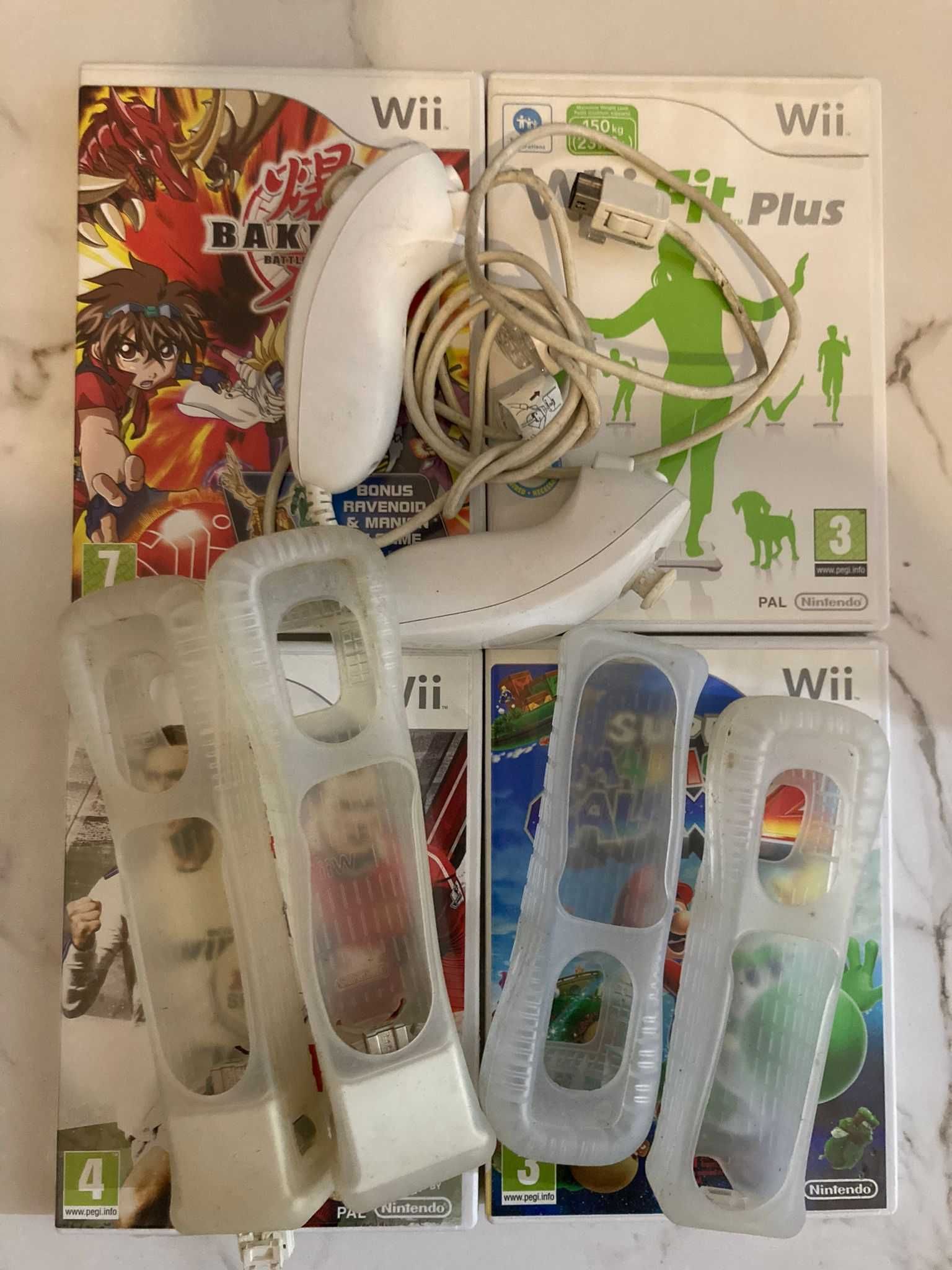Wii + 2 Comados (NunChunk) + FIFA, Wii Sports, e mais Jogos