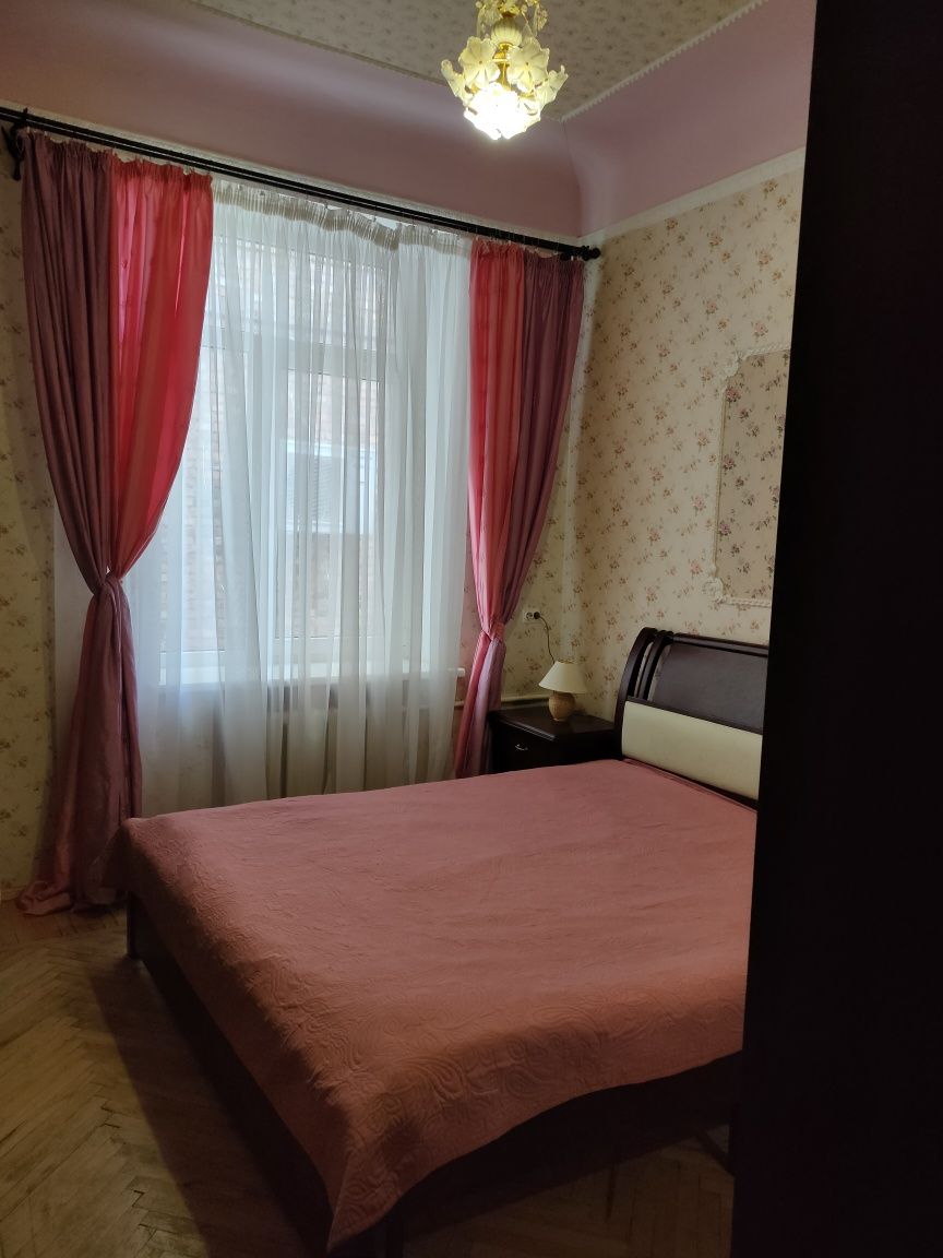 Продам Чайковская, 25 а.,2 комнатная в центре Харькова.