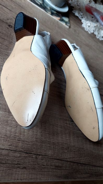 Sapatos brancos salto baixo