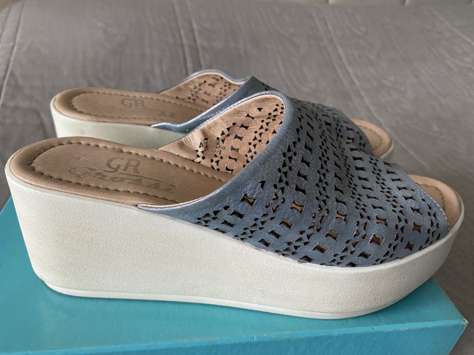 Шкіряні шльопанці