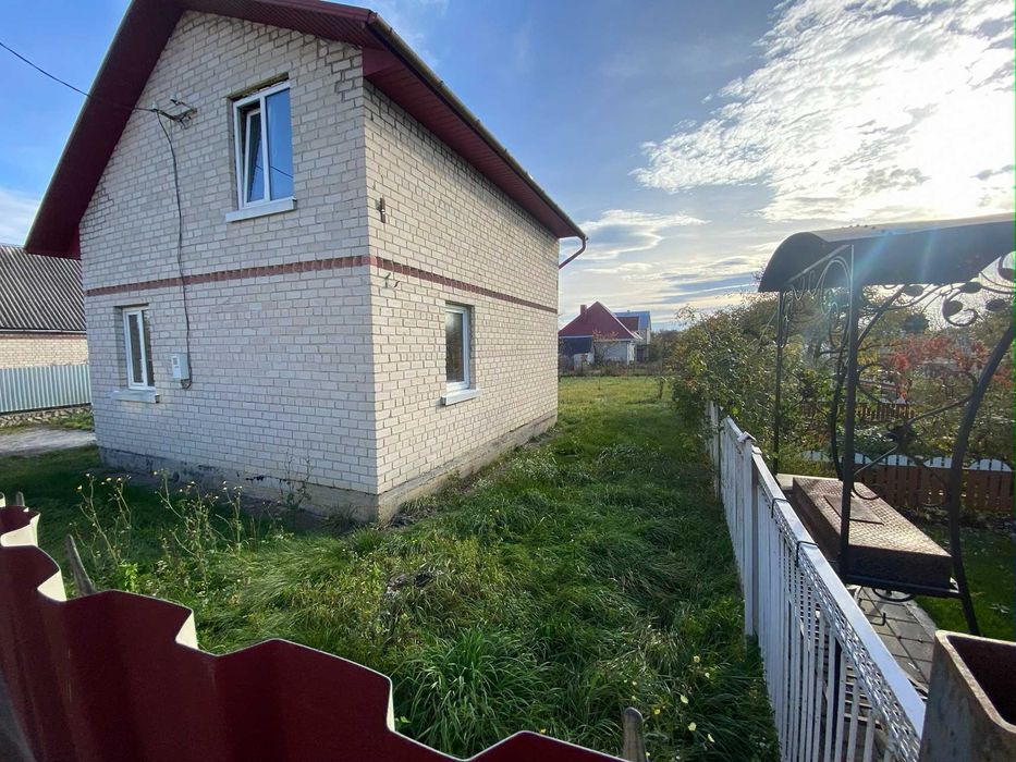 Будинок на обжитій вулиці у Буцневі на дачах
