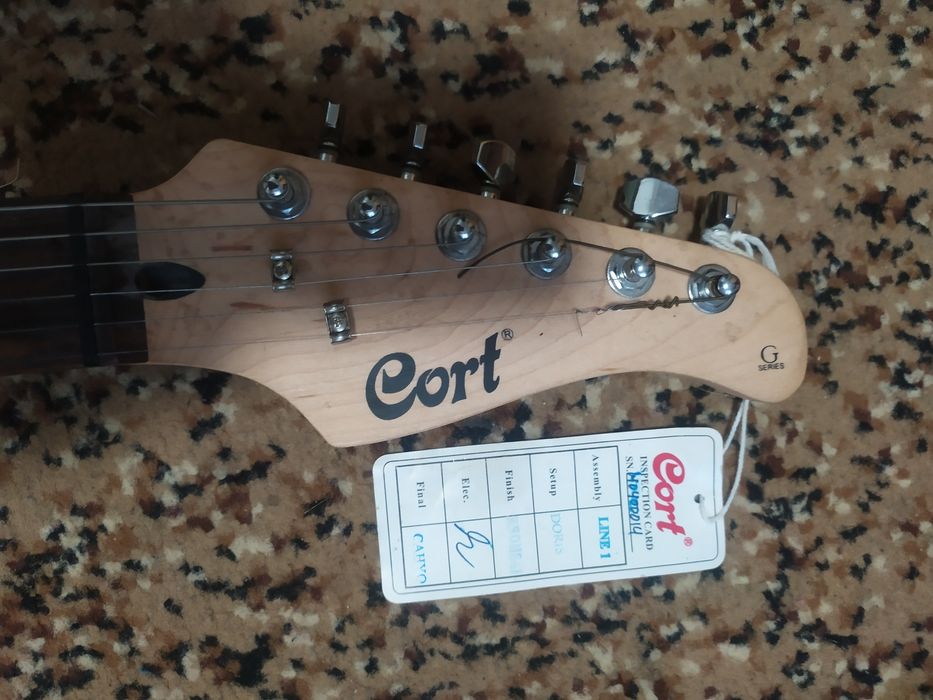Продам электрогитара Корт 110 +микрофон