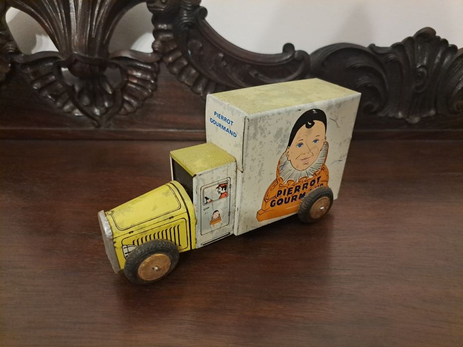 Brinquedo carro antigo