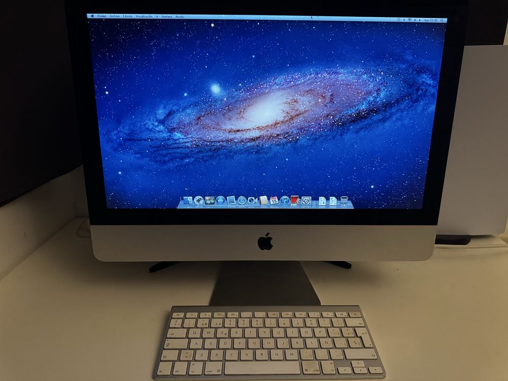 iMac 21.5” Mid 2011 com teclado original (sem rato Apple)