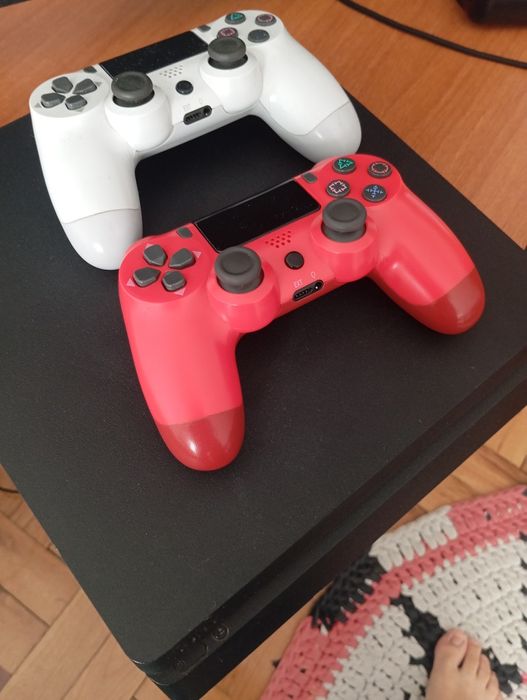 Ps4 com dois comandos e jogos