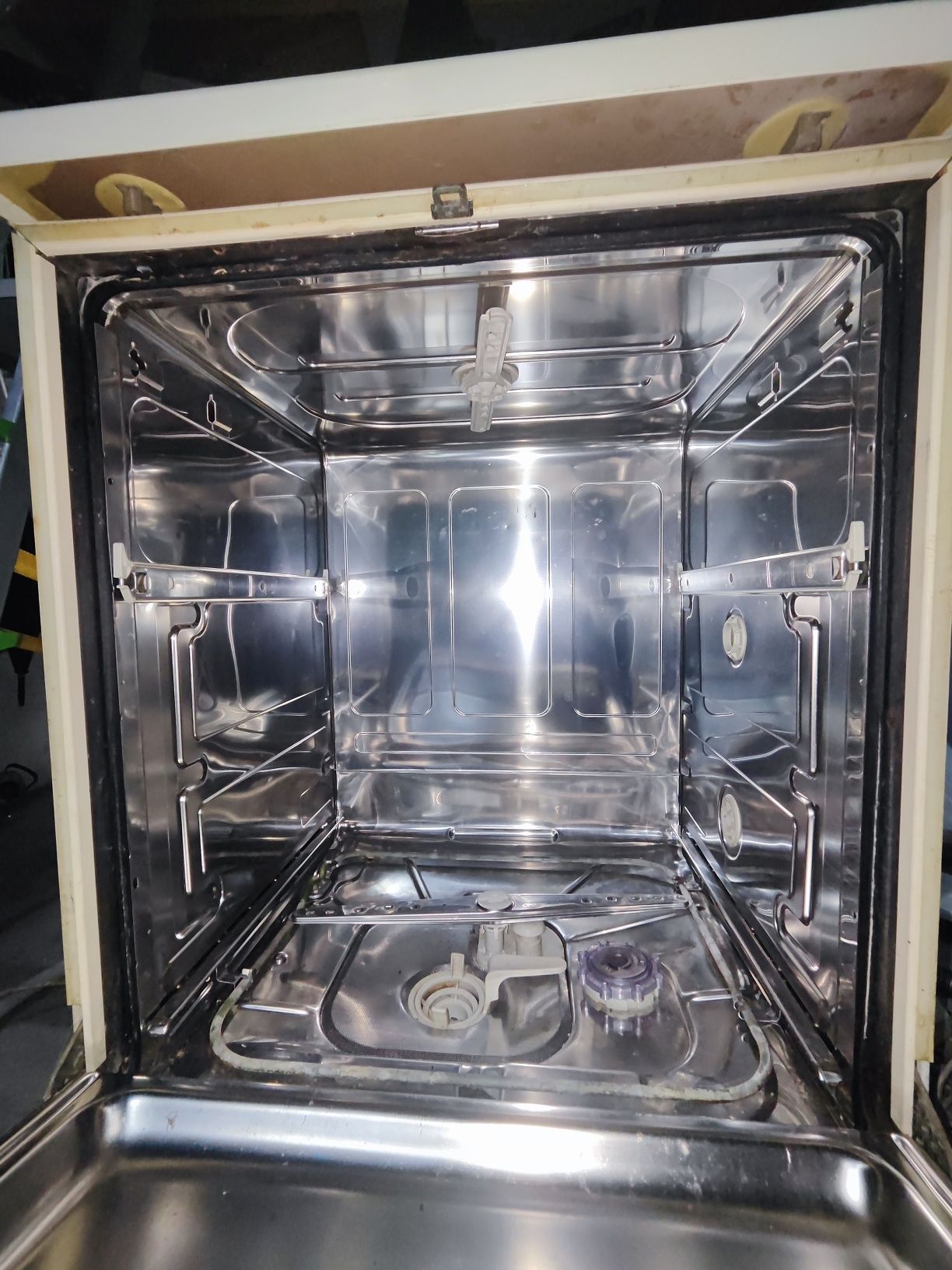 Máquina de lavar louça  a funcionar bem sem tabuleiros  marca Miielle