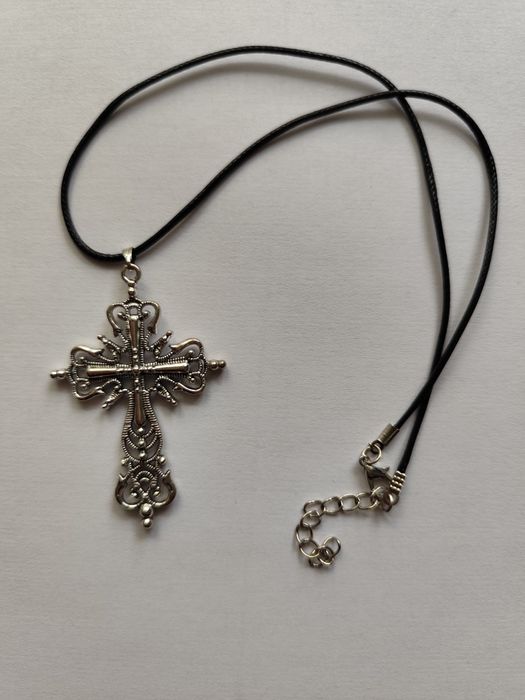 Naszyjnik krzyż na rzemyku duzy