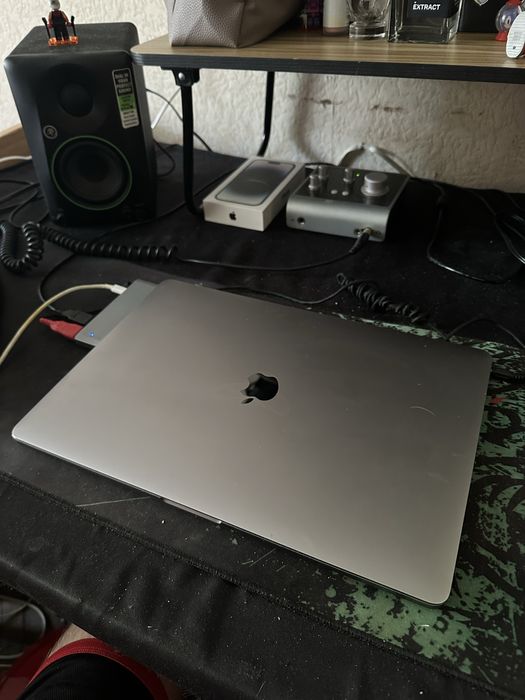 Продаю Macbook pro 15 2019