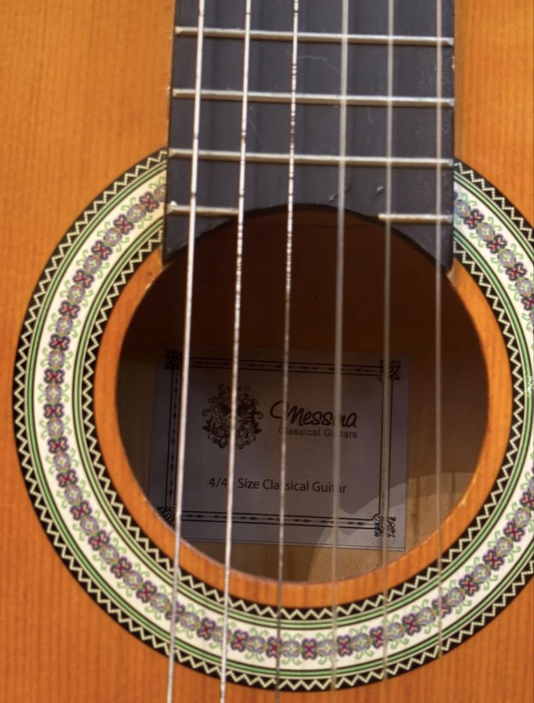 Kit - Guitarra Clássica + apoio de pé + afinador digital e 2 pestanas