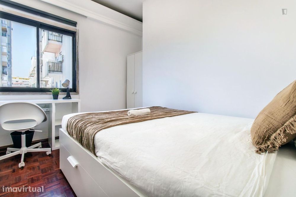 756745 - Quarto com cama de solteiro em...