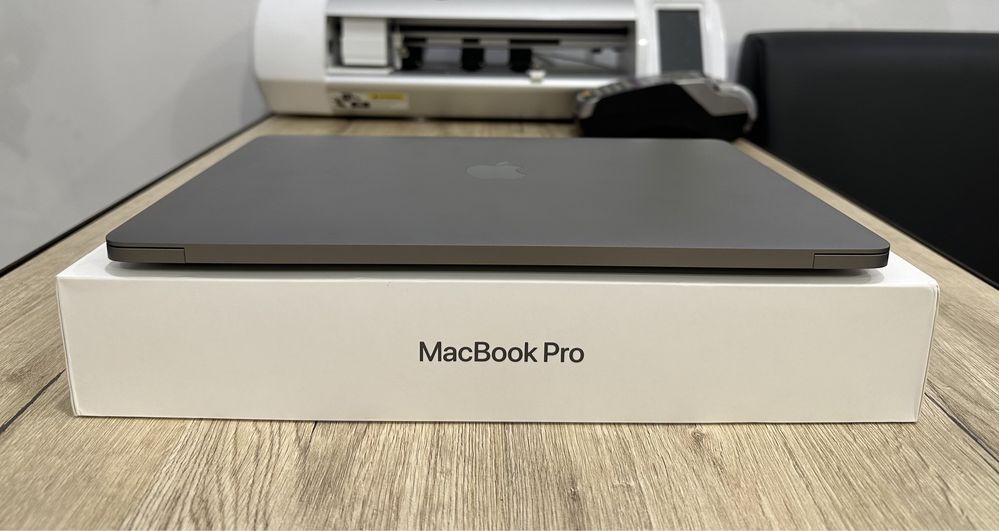 Apple MacBook Pro 13" 2022р M2 8/256gb Silver Space ЯК НОВИЙ 1050$