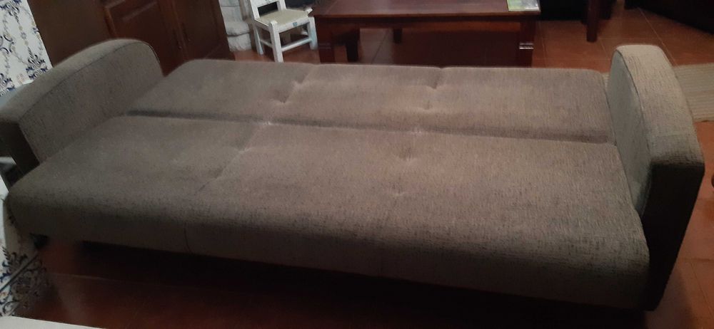 Sofá Cama em tecido castanho, tamanho familiar