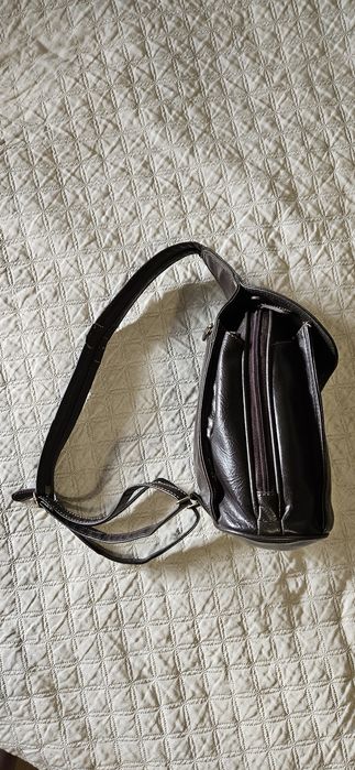 Bolsa tipo mochila de couro castanho