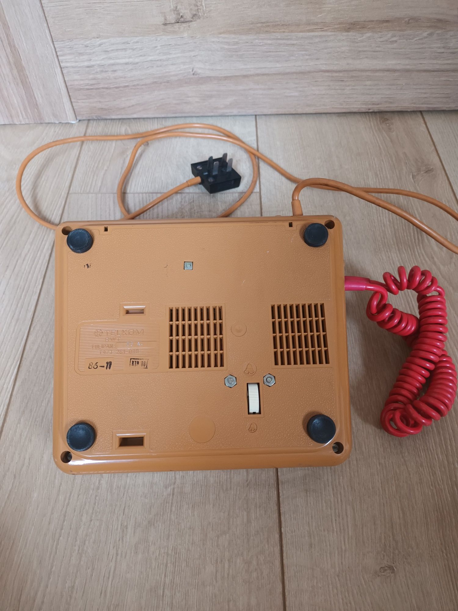 Telefon stacjonarny Telkom RWT Tulipan z 1986 roku