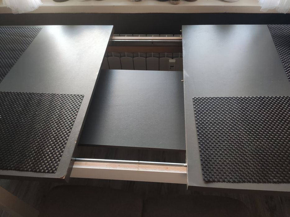 Stół jadalniany z krzesłami