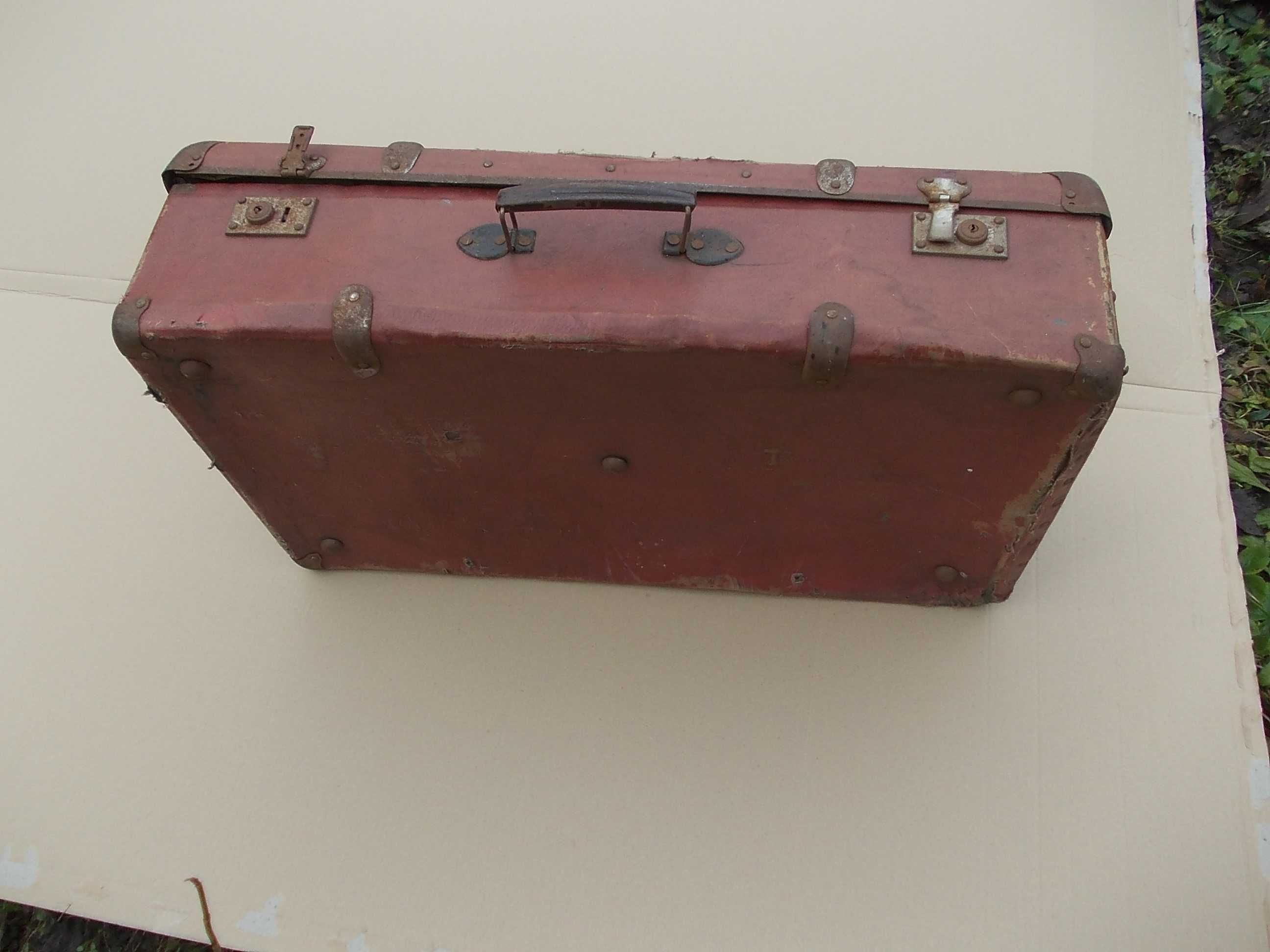 Stara przedwojenna walizka