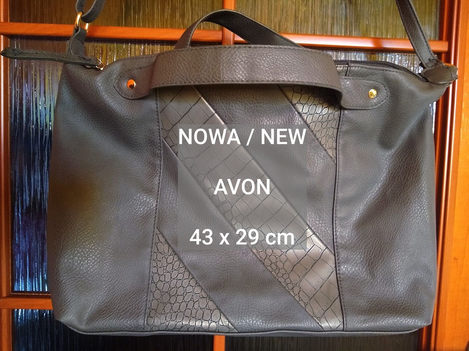 AVON  Elegancka lekka torba z ekologicznej skóry, 43 x 29 cm