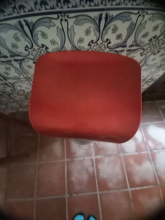 Banco em metal vermelho alto