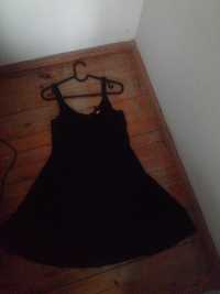 Czarna sukienka na kole z plecami z wycięciami