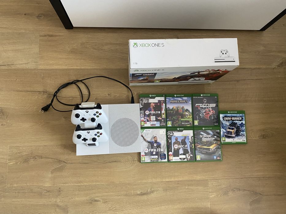 XBOX One S 1 TB + 2 pady + ładowarka do padów + 7 gier